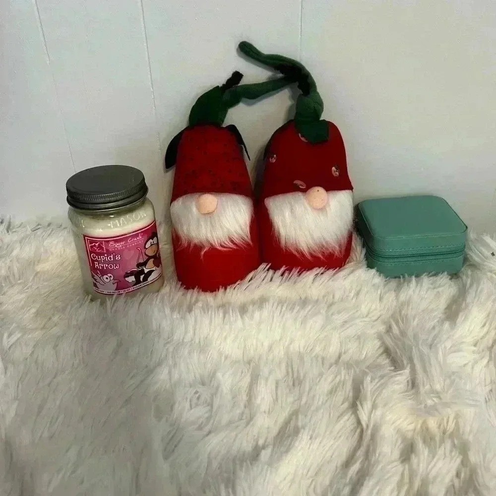 Sugar Creek‎ Soy Candle Cupid's Arrow 16oz Plush Gnomes & Teal Jewelry Case Set